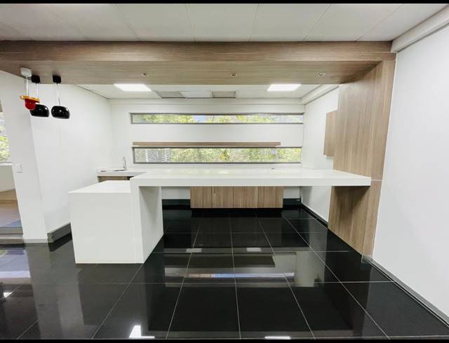 225M² OFFICE TO LET IN MIDRIDGE PARK